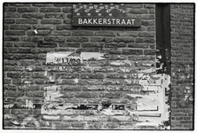 402724 Afbeelding van de restanten van een muurkrant op een muur in de Bakkerstraat te Utrecht.